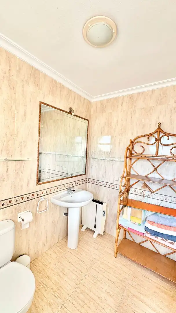 Bany de Casa adosada en venda en Orihuela amb Jardí privat, Terrassa i Piscina comunitària