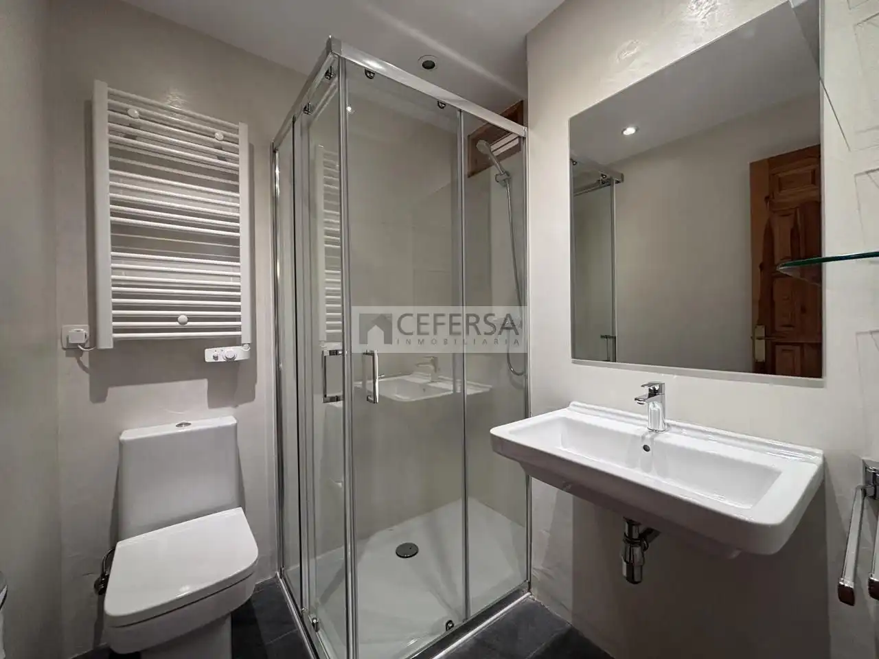 Badezimmer von Haus oder Chalet zur Miete in Alp mit Heizung, Privatgarten und Parkett