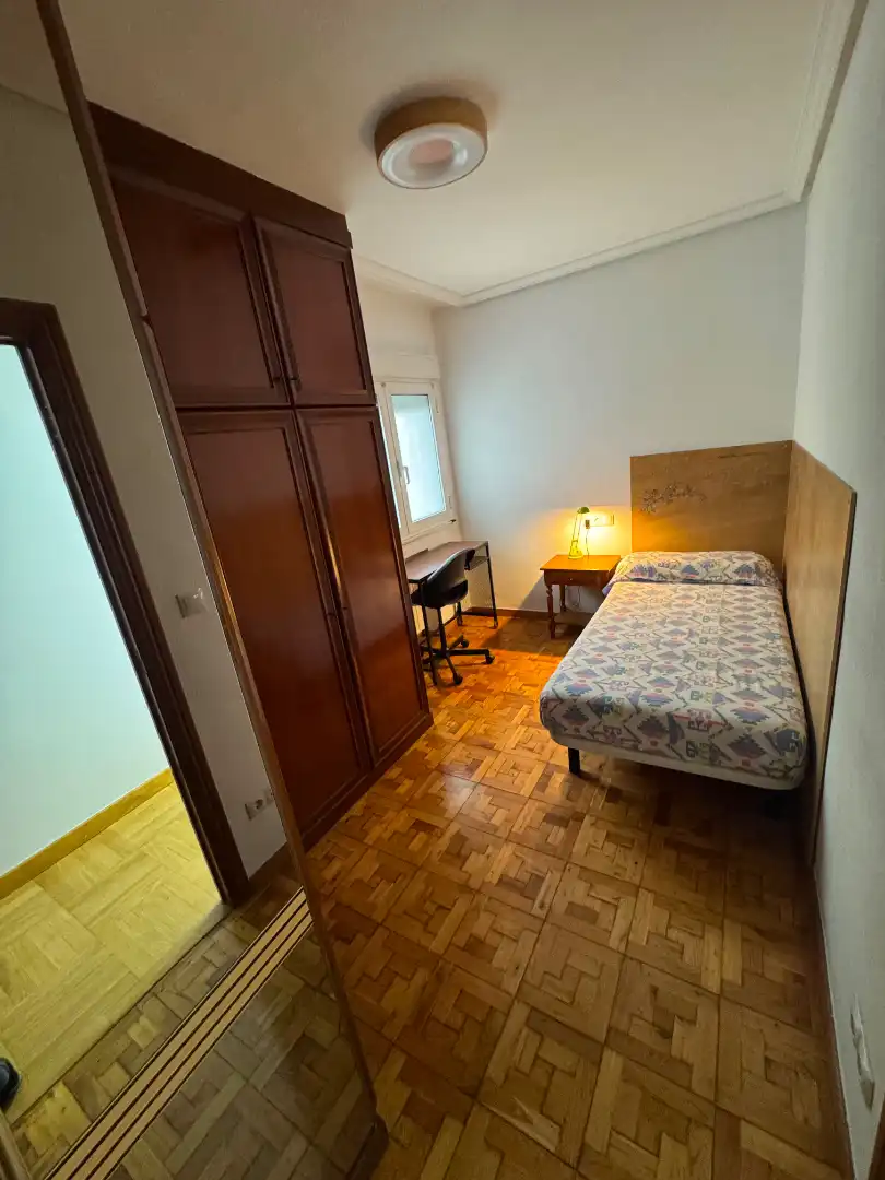 Schlafzimmer von Wohnung zur Miete in Oviedo  mit Heizung, Parkett und Möbliert