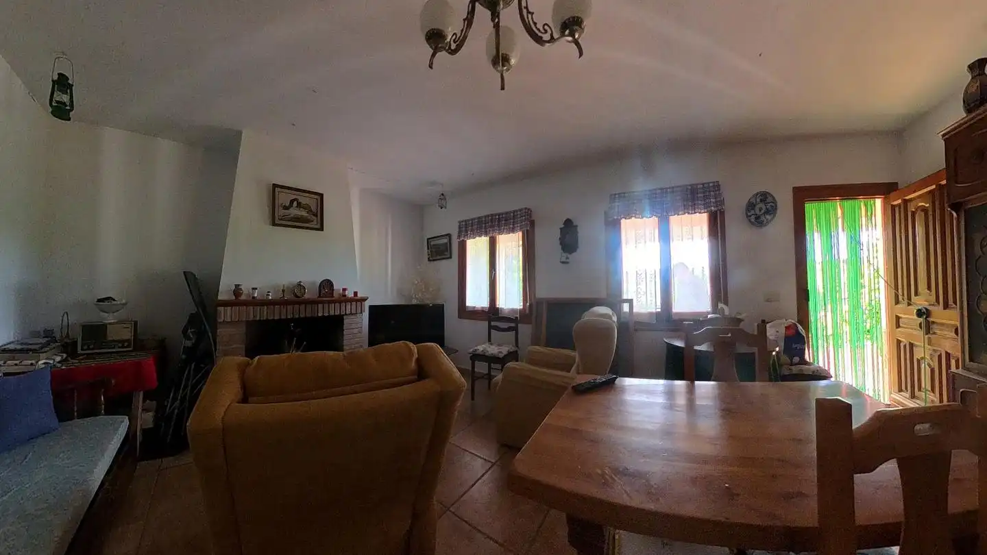 Sala d'estar de Casa o xalet en venda en Robledo amb Terrassa i Balcó