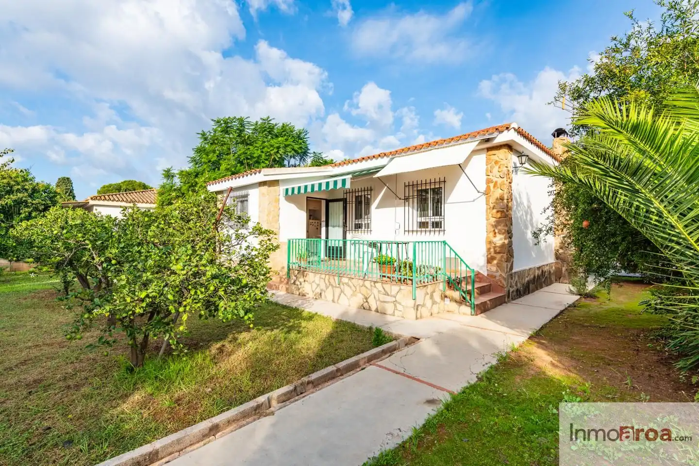 Vista exterior de Casa o xalet en venda en Olocau amb Aire condicionat, Calefacció i Jardí privat