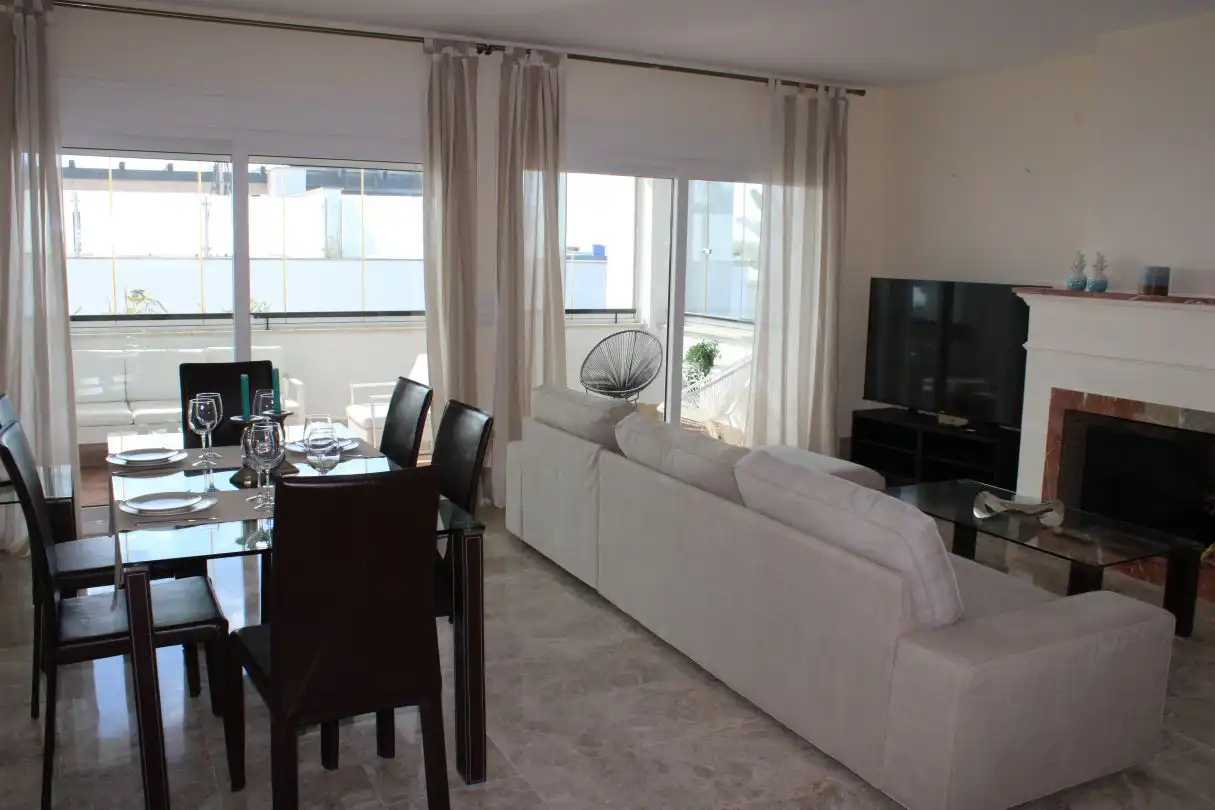 Sala de estar de Casa adosada de alquiler en Marbella con Aire acondicionado, Calefacción y Jardín privado