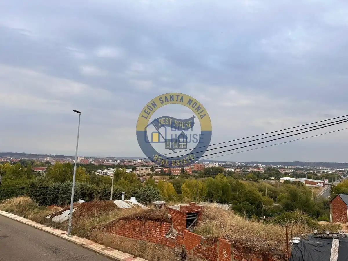 Vista exterior de Casa o chalet en venta en León Capital  con Jardín privado