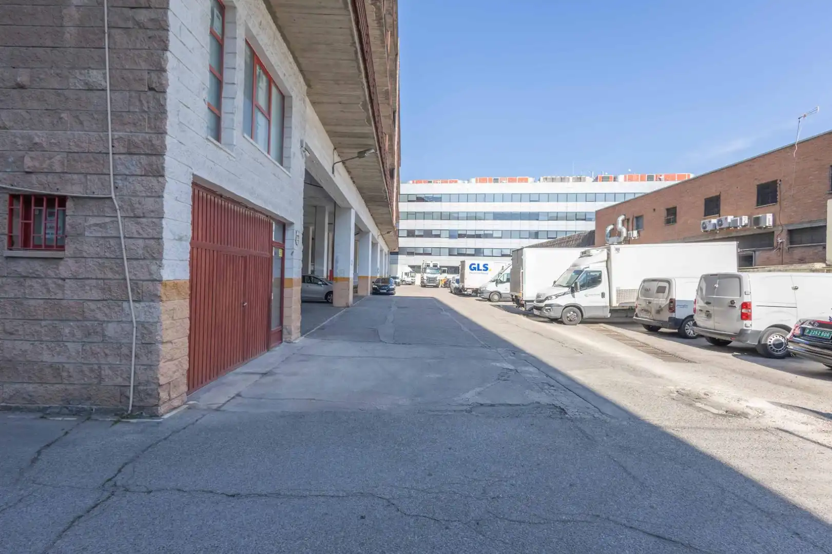 Exterior view of Commercial properties for rent in Madrid  with Air Conditioner