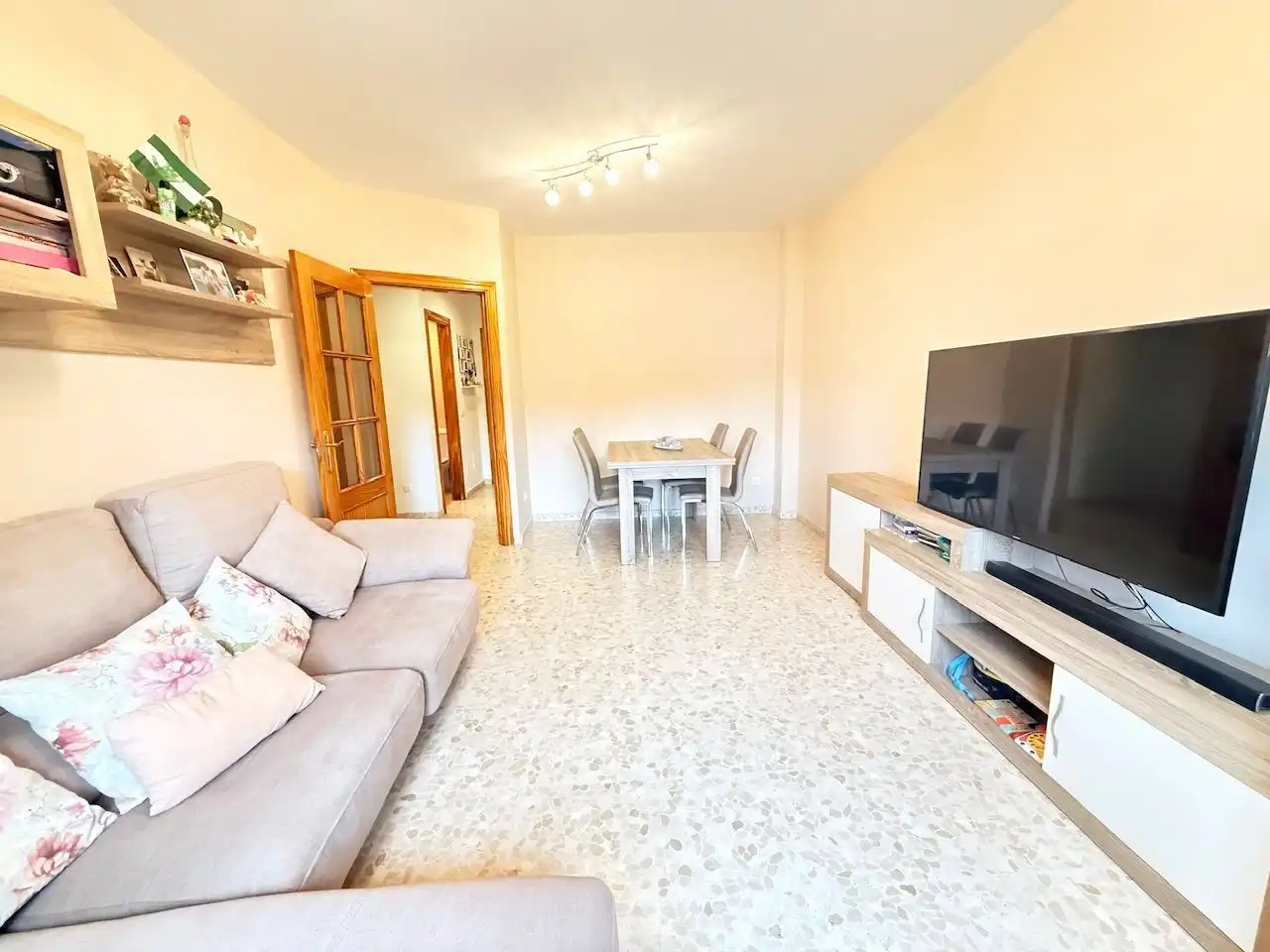 Sala de estar de Casa adosada en venta en Vélez-Málaga con Aire acondicionado y Calefacción