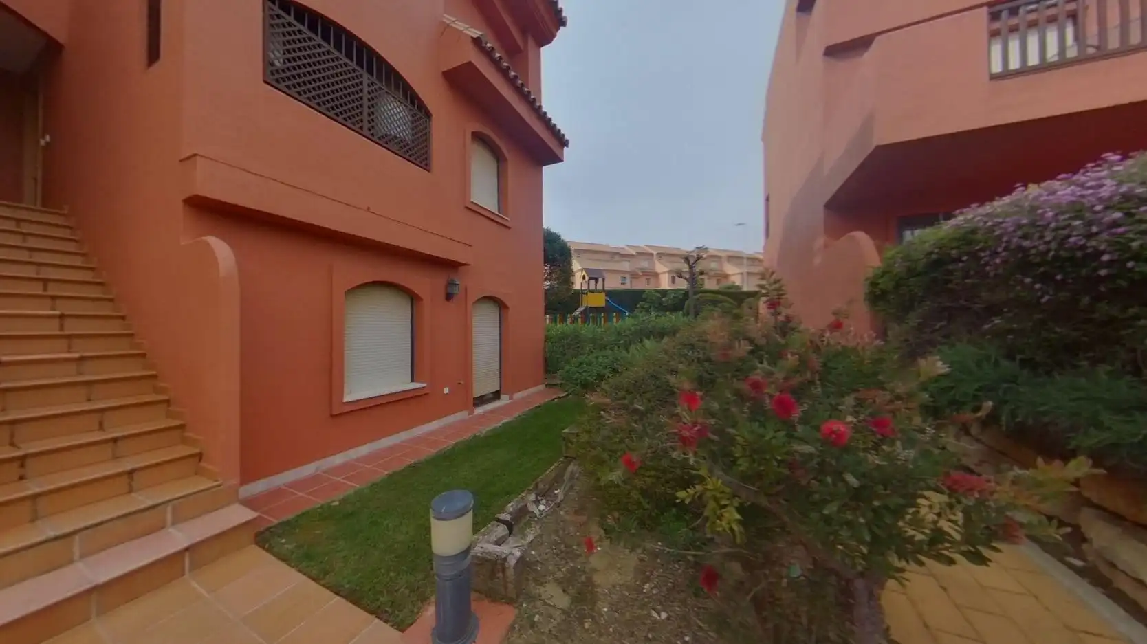 Vista exterior de Ático en venta en Estepona con Trastero y Piscina