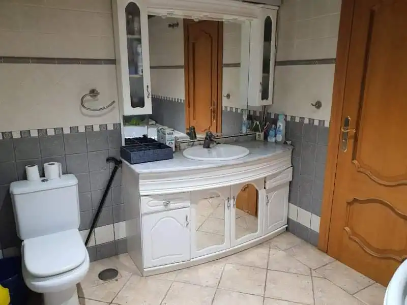 Bany de Casa o xalet en venda en Alicante / Alacant amb Jardí privat, Terrassa i Piscina