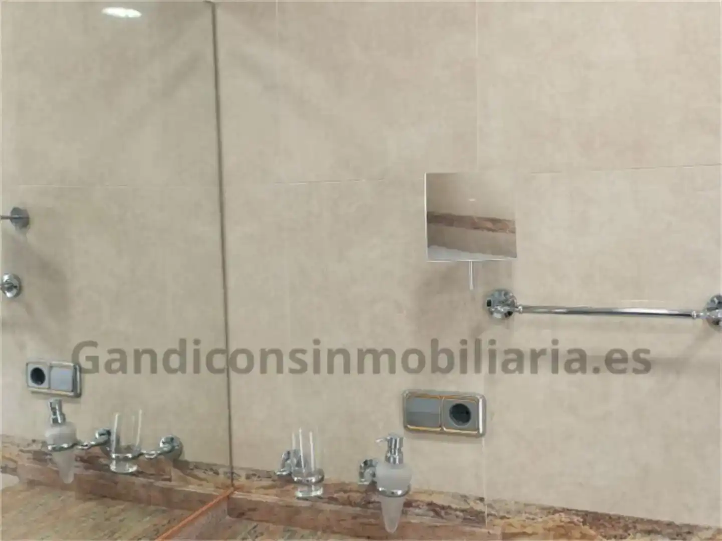 Bany de Pis en venda en Gandia amb Aire condicionat i Balcó