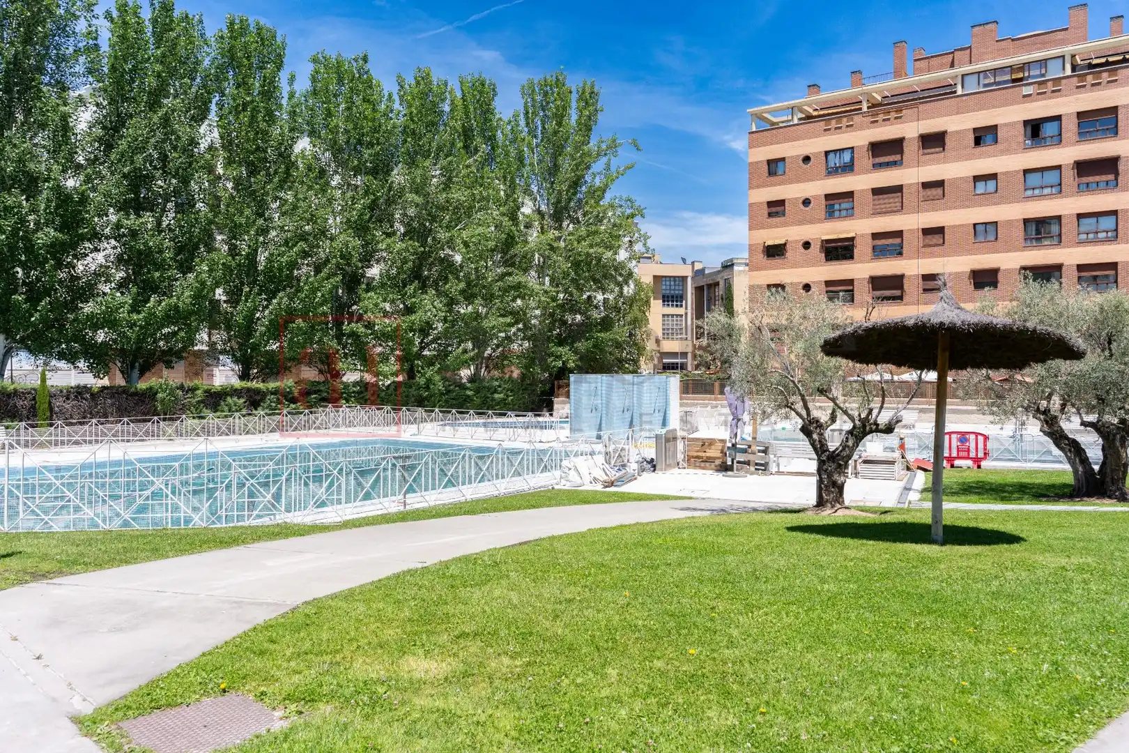 Schwimmbecken von Wohnung zum Verkauf in Madrid mit Klimaanlage, Heizung und Privatgarten