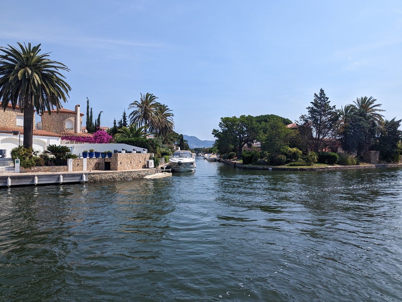 Vista exterior de Àtic en venda en Empuriabrava amb Calefacció, Terrassa i Piscina comunitària
