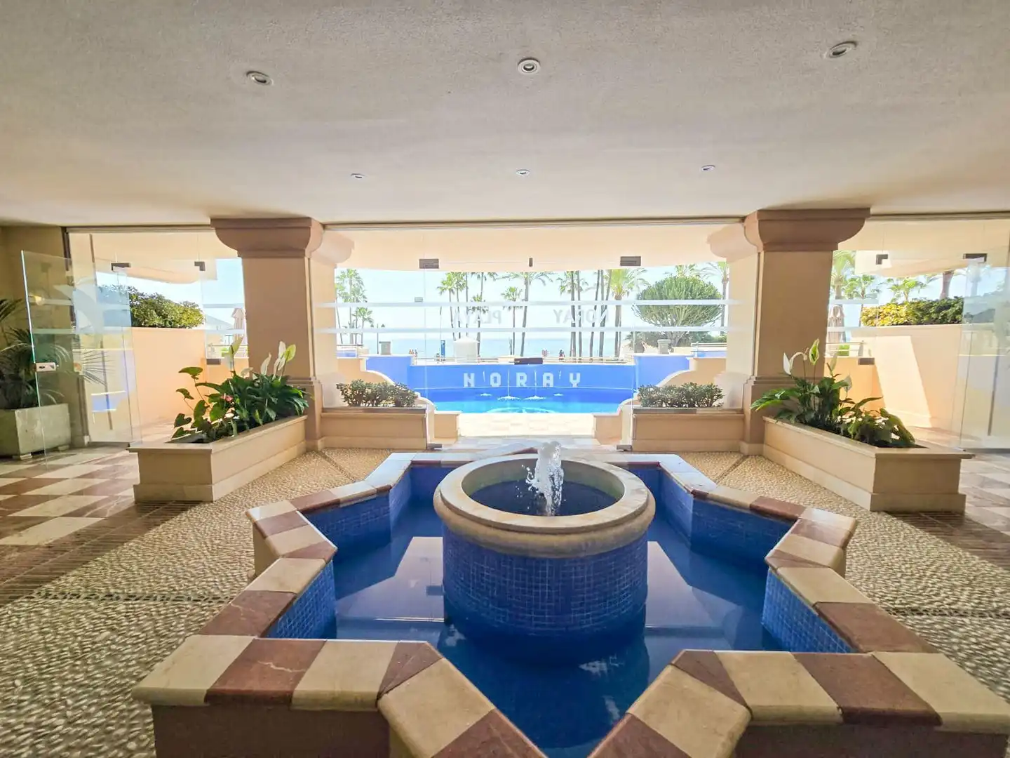 Piscina de Pis en venda en Marbella amb Aire condicionat, Terrassa i Moblat