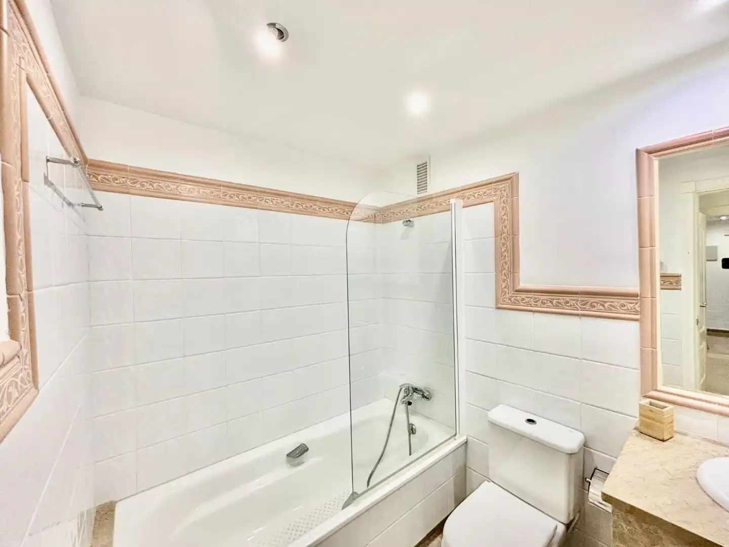 Bathroom of Flat for rent in Nueva Andalucía