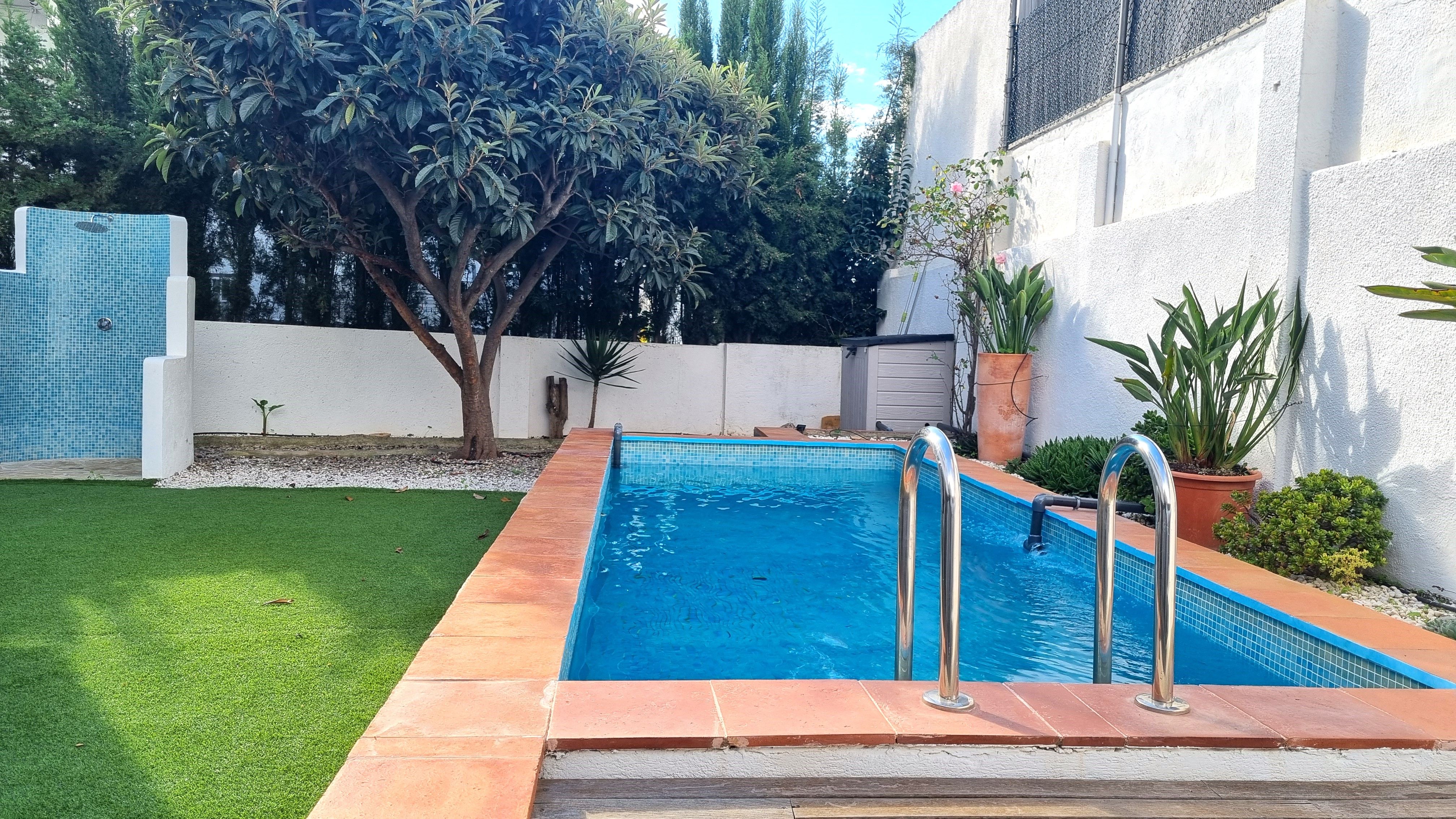 Swimming pool of Flat for sale in Badalona  with Air Conditioner, Heating and Parquet flooring