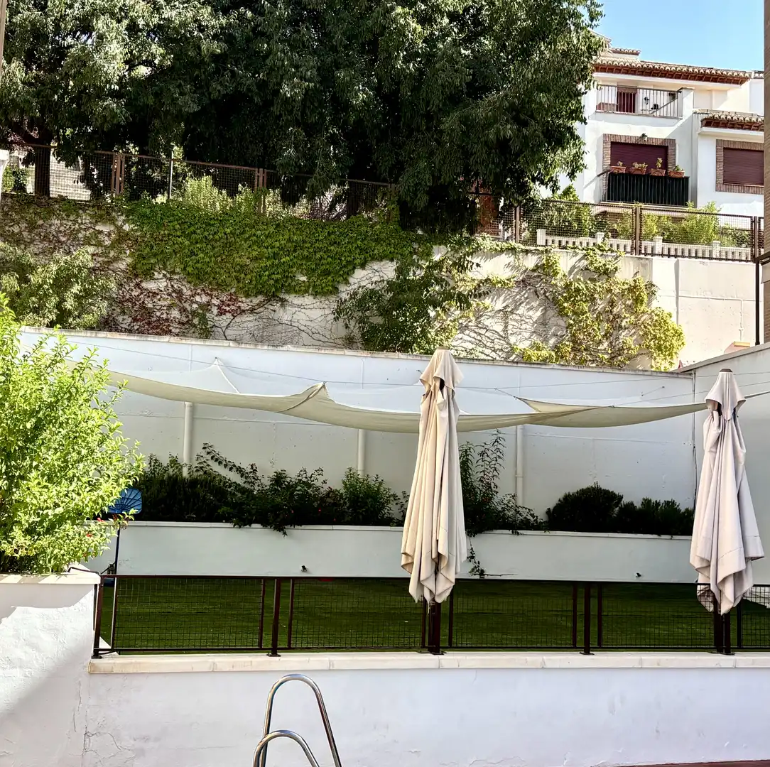 Jardín de Piso en venta en  Granada Capital con Aire acondicionado, Terraza y Piscina