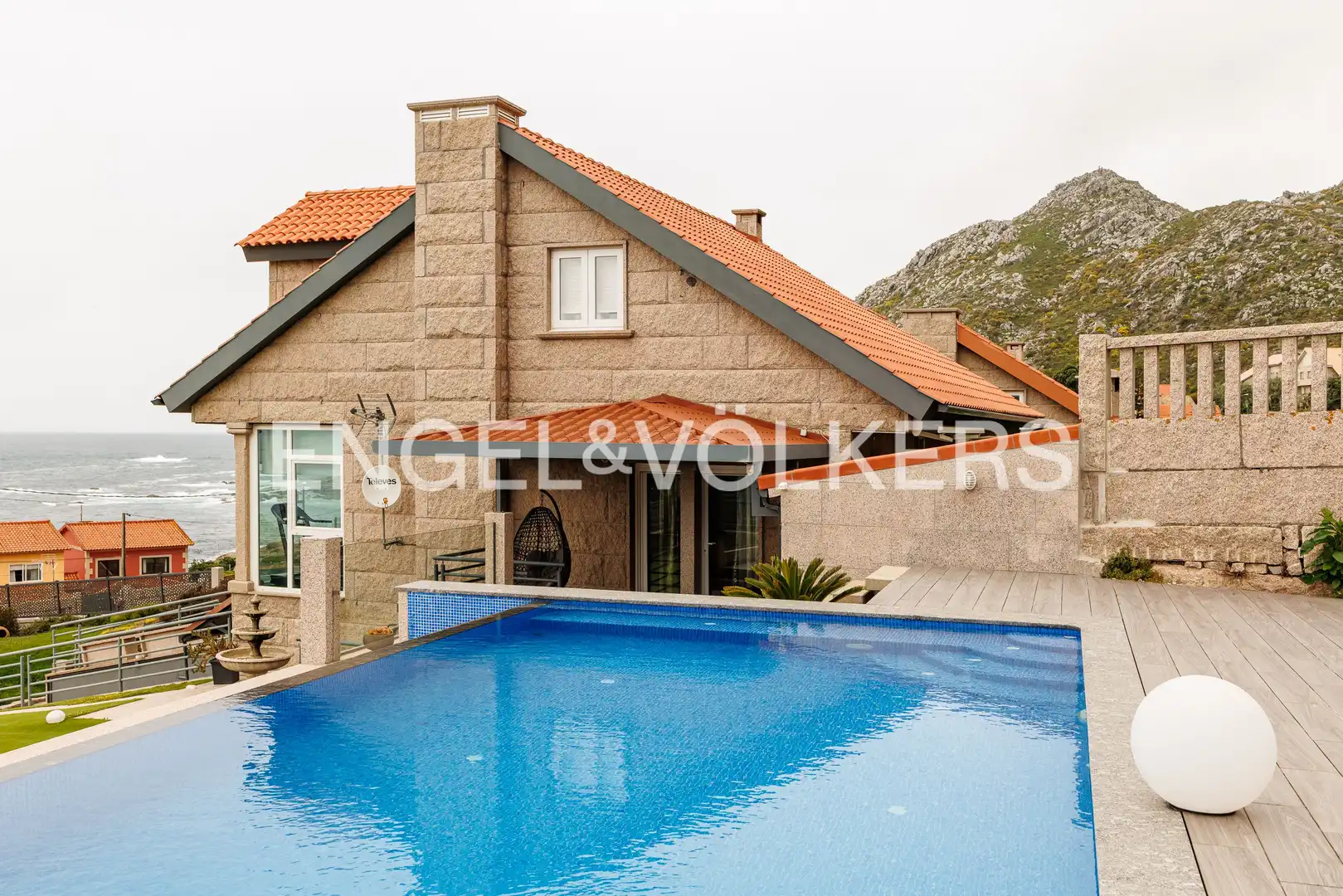 Piscina de Casa o xalet en venda en Oia amb Calefacció, Jardí privat i Parquet