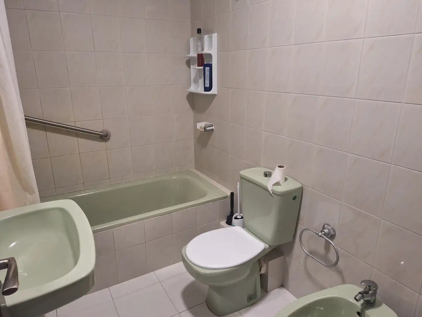 Baño de Piso de alquiler en Culleredo con Amueblado, Horno y Balcón