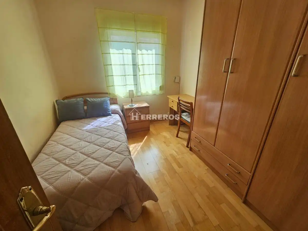 Bedroom of Flat for sale in  Logroño  with Heating, Parquet flooring and Furnished