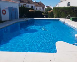 Piscina de Casa adosada de lloguer en Benalmádena amb Aire condicionat, Terrassa i Moblat