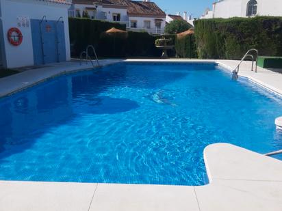 Piscina de Casa adosada de lloguer en Benalmádena amb Aire condicionat, Terrassa i Moblat