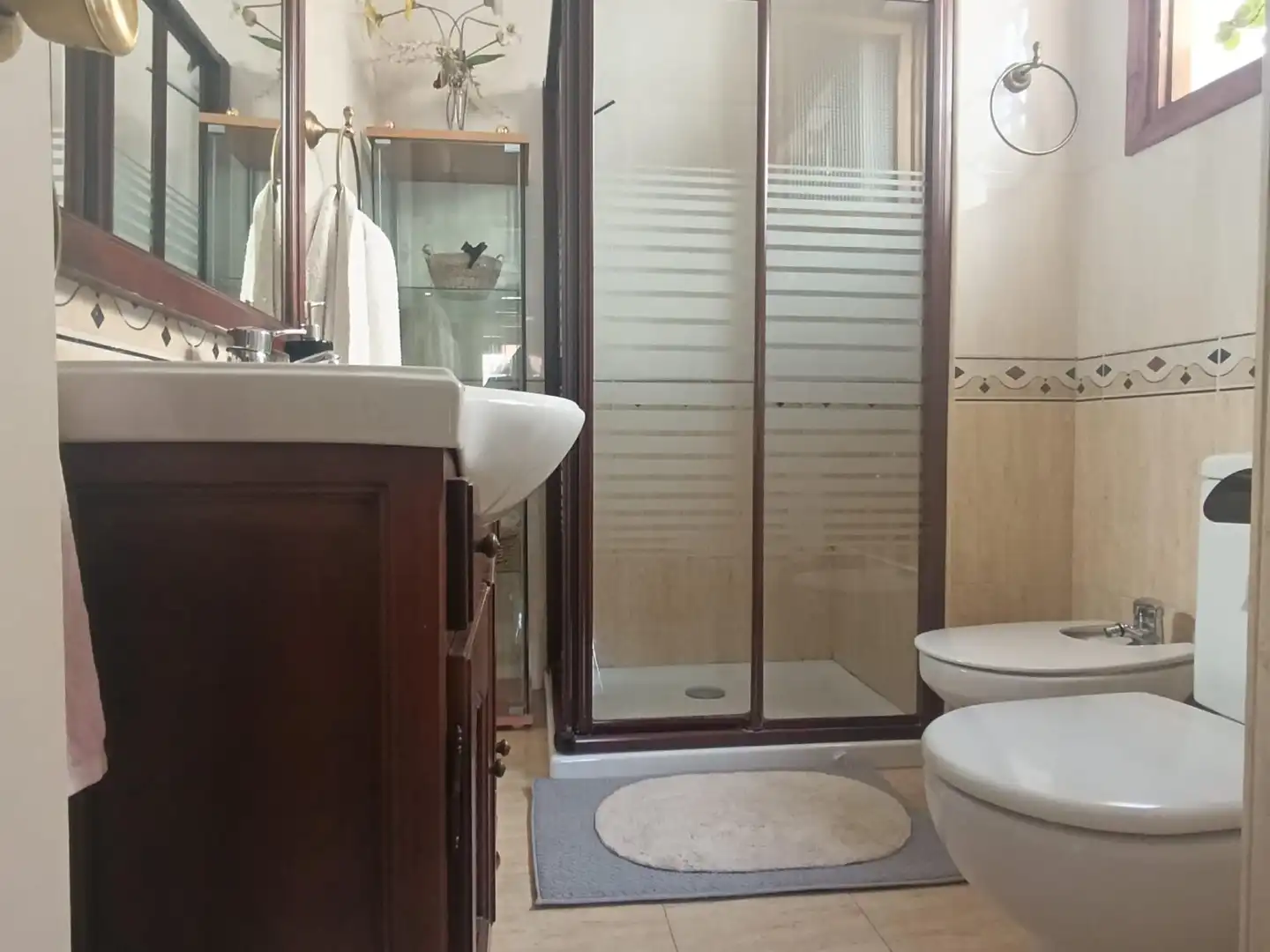 Baño de Casa adosada en venta en Sevilla con Aire acondicionado, Calefacción y Jardín privado