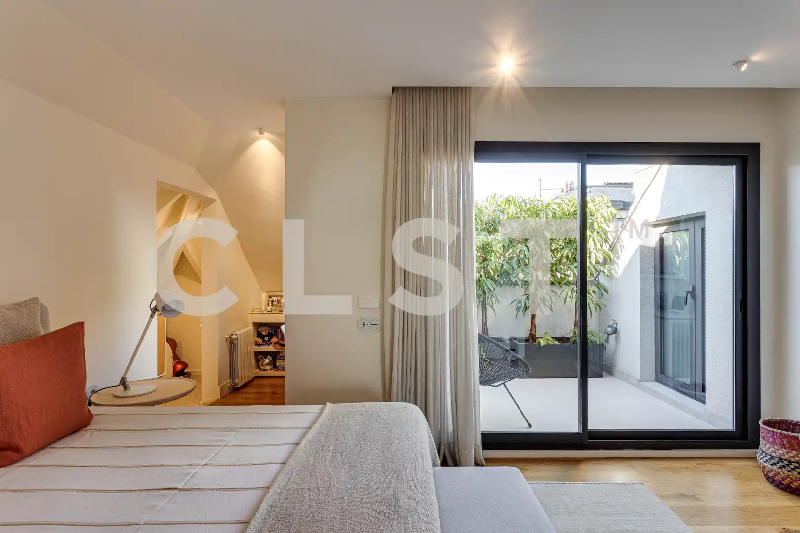 Schlafzimmer von Dachboden zur Miete in Barcelona mit Klimaanlage, Heizung und Parkett