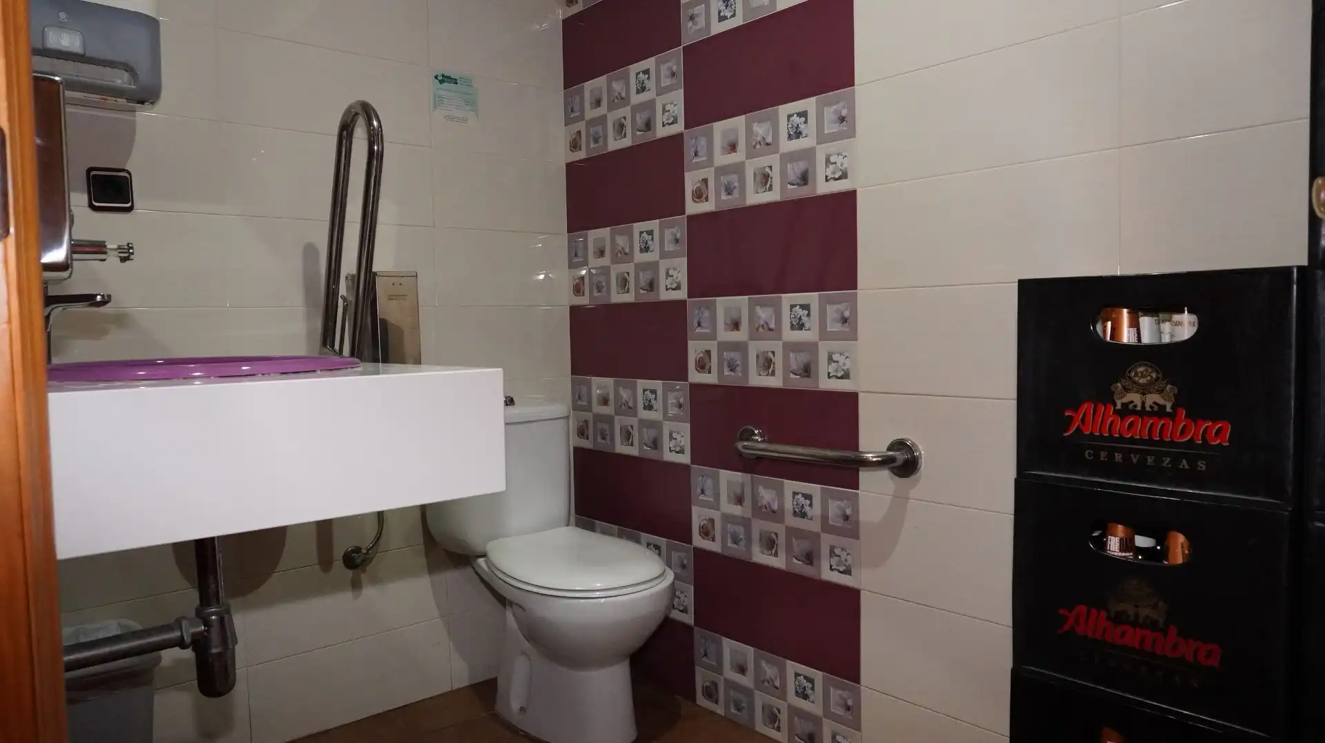 Badezimmer von Geschaftsraum zum Verkauf in Motril mit Klimaanlage und Möbliert