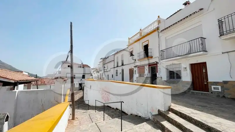 Außenansicht von Einfamilien-Reihenhaus zum Verkauf in Cortes de la Frontera