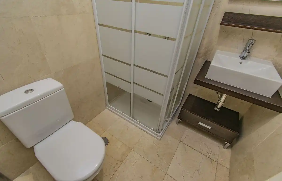 Badezimmer von Wohnungen zum Verkauf in Benahavís mit Klimaanlage, Heizung und Terrasse