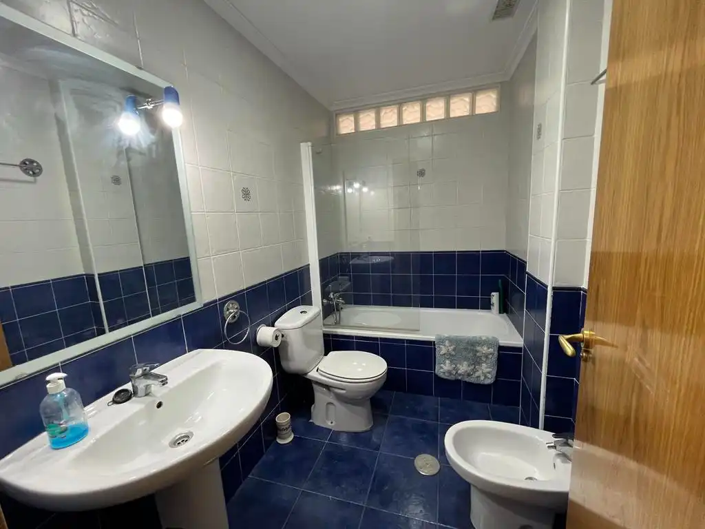 Badezimmer von Wohnung zum Verkauf in Hellín mit Klimaanlage, Heizung und Abstellraum