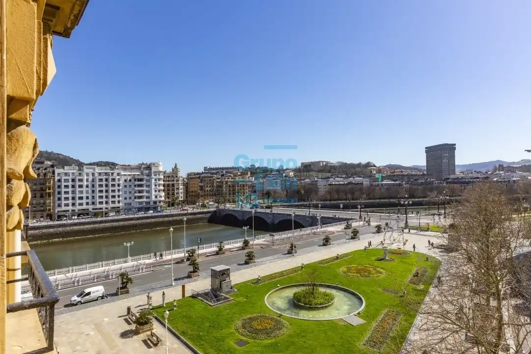 Vista exterior de Piso de alquiler en Donostia - San Sebastián  con Balcón