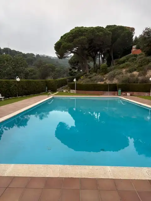 Piscina de Casa adosada en venda en Mataró amb Aire condicionat, Calefacció i Jardí privat