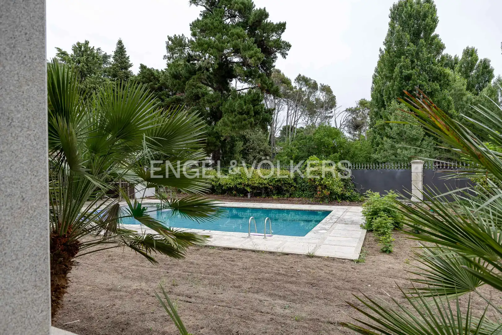 Piscina de Casa o chalet en venta en Madrid con Aire acondicionado, Calefacción y Jardín privado