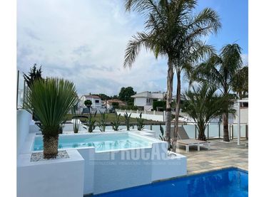 Xalet amb piscina en venda a Falconera