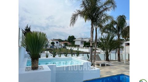 Hermosa casa cerca de la playa con piscina y amarre