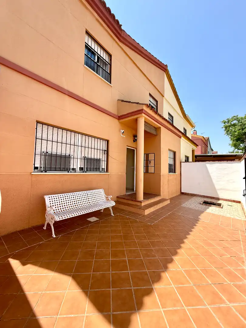 Vista exterior de Casa adosada en venda en Espartinas amb Jardí privat, Terrassa i Piscina