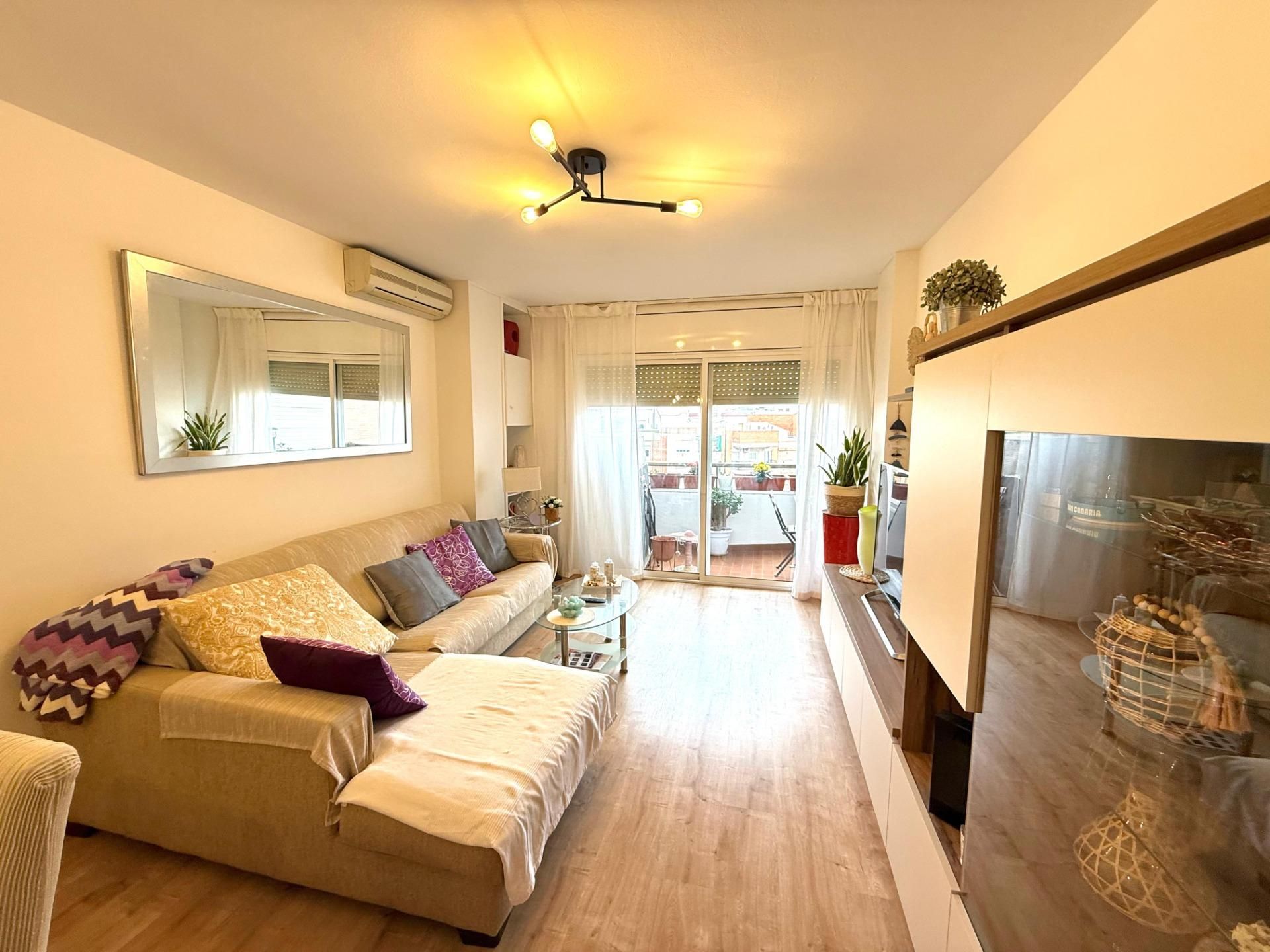 Sala d'estar de Apartament en venda en L'Hospitalet de Llobregat amb Parquet