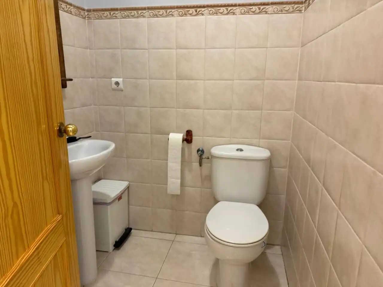 Bathroom of Commercial properties for rent in El Puerto de Santa María  with Air Conditioner and Alarm