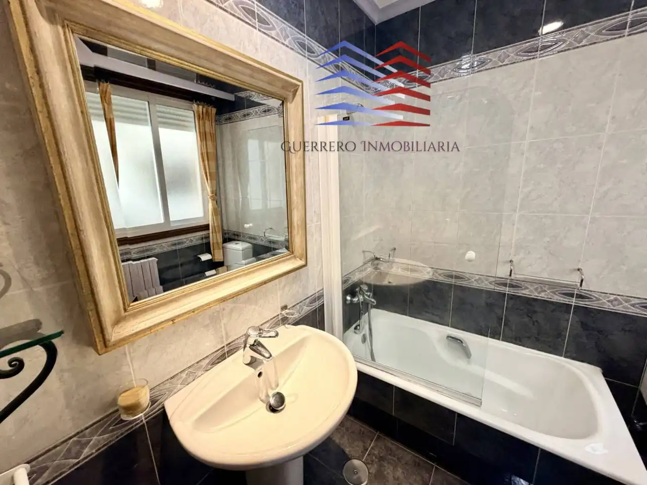 Bany de Apartament de lloguer en Ourense Capital  amb Calefacció, Parquet i Terrassa