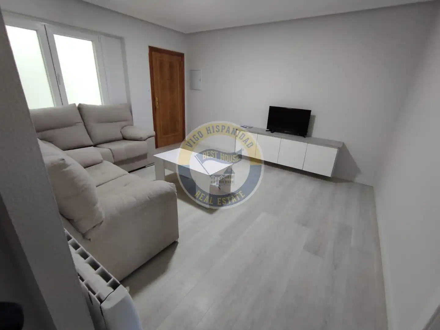 Sala d'estar de Pis de lloguer en Vigo  amb Calefacció, Parquet i Moblat