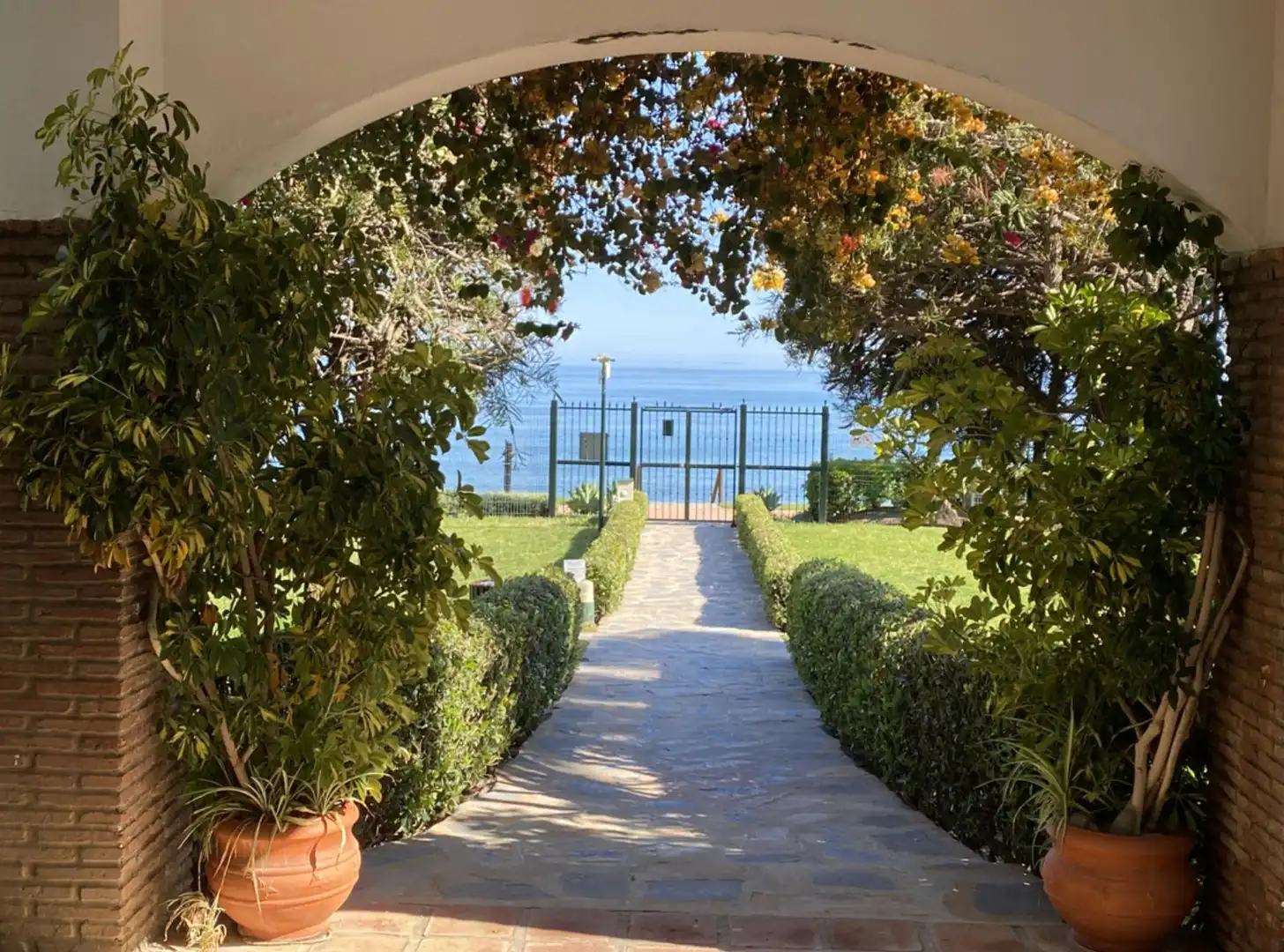 Jardín de Piso de alquiler en Estepona con Aire acondicionado, Terraza y Amueblado