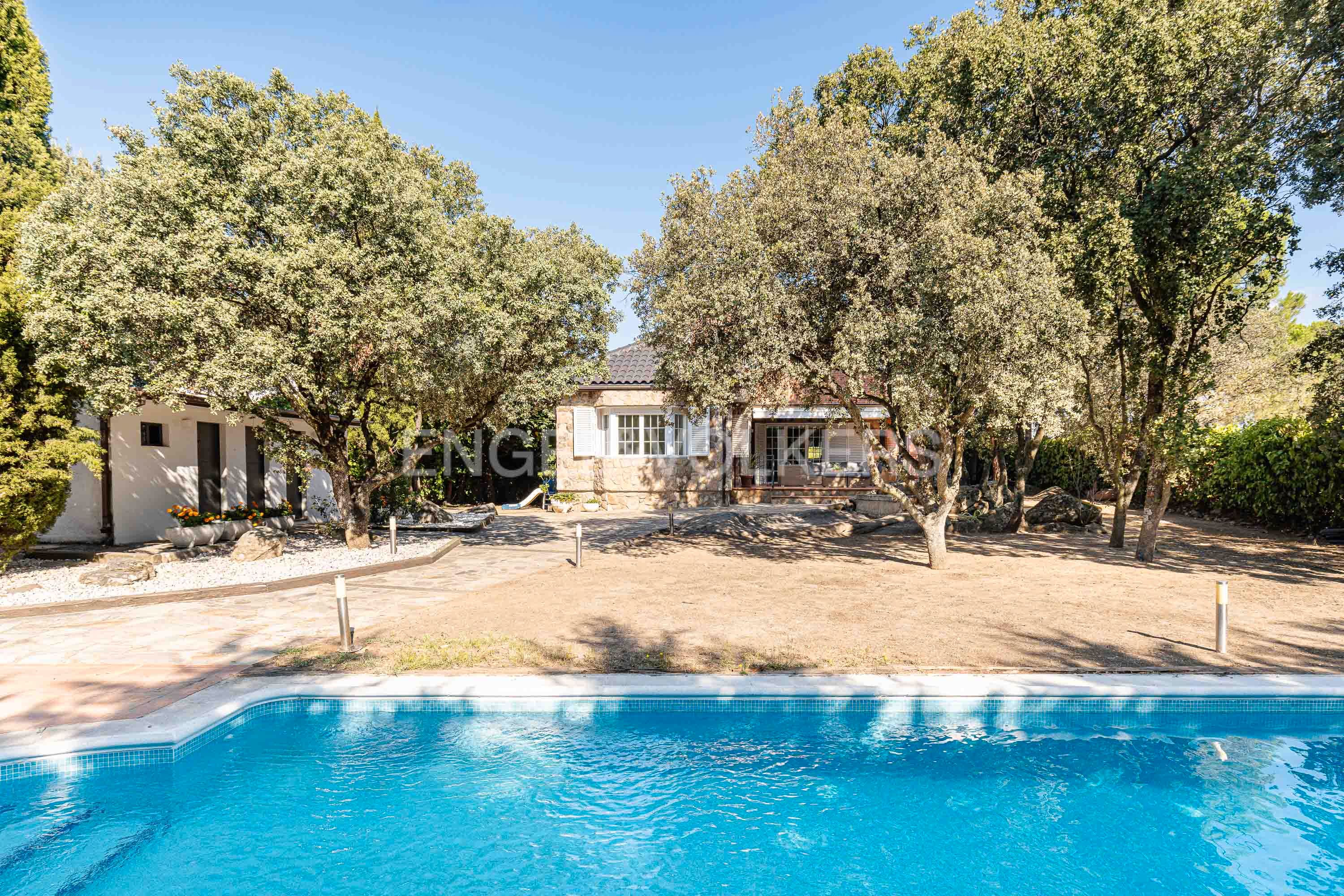 Vista exterior de Casa o xalet en venda en Guadarrama amb Aire condicionat, Calefacció i Jardí privat