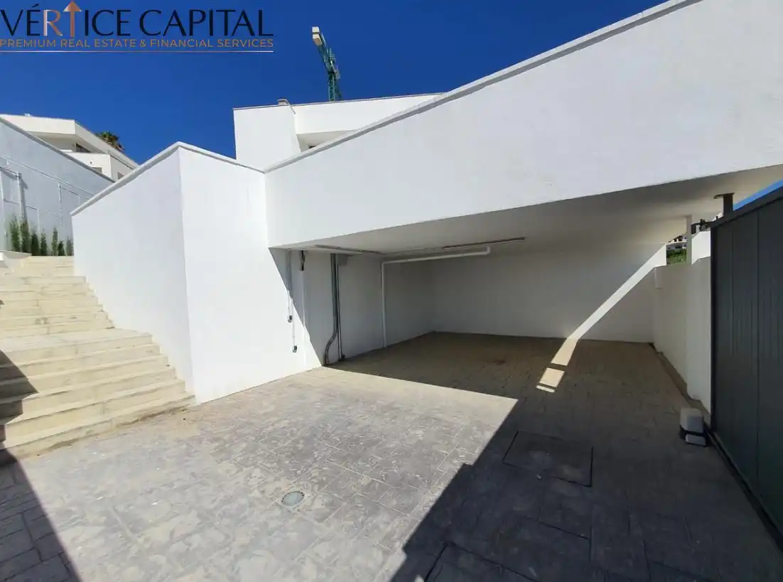 Vista exterior de Casa o xalet en venda en Manilva amb Aire condicionat, Jardí privat i Terrassa
