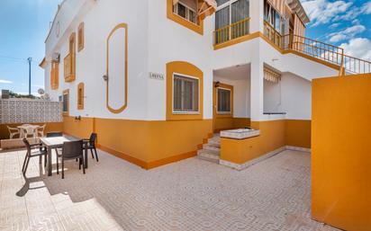 Vista exterior de Casa adosada en venda en Torrevieja amb Aire condicionat i Terrassa