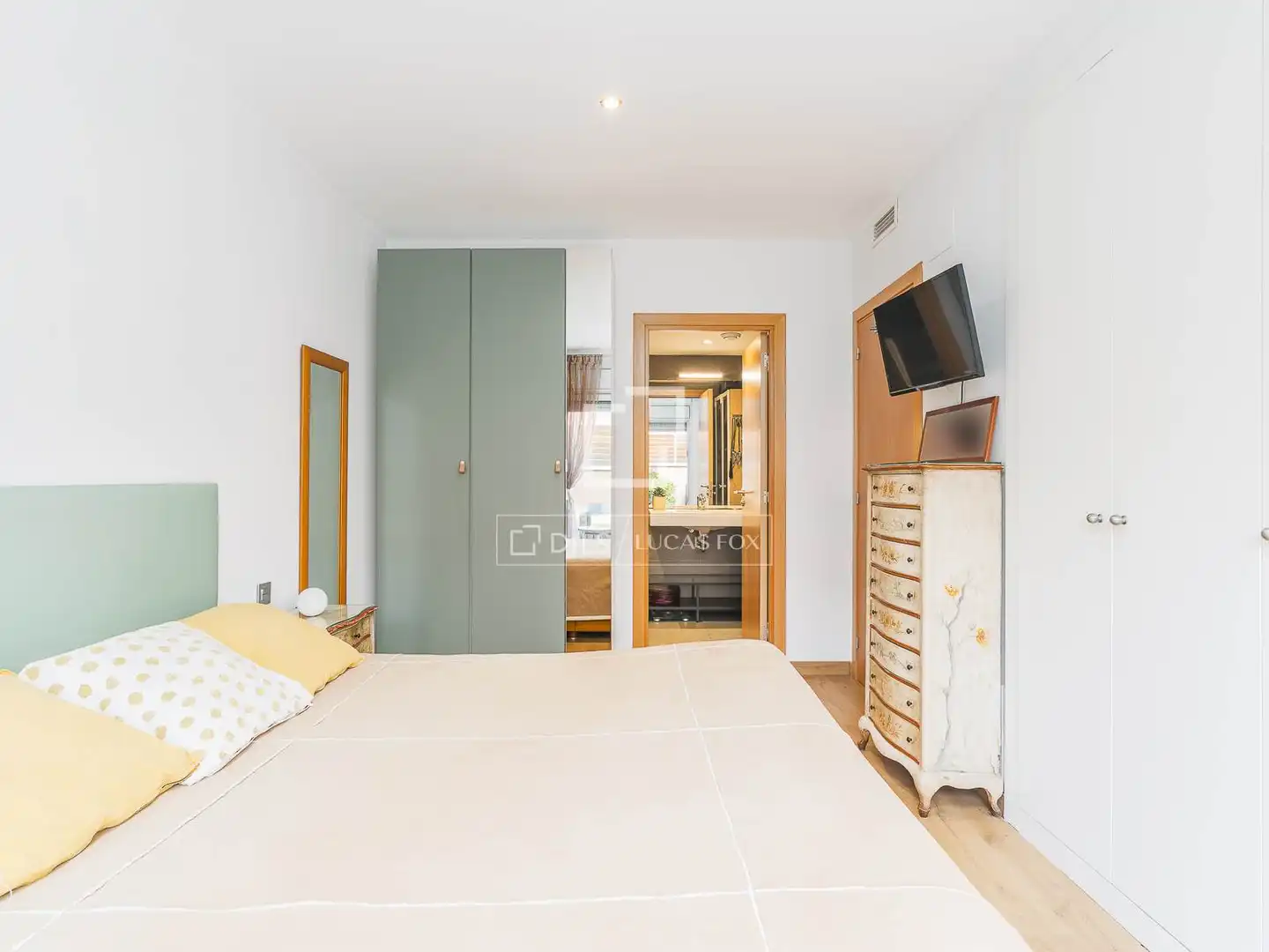 Bedroom of Flat for sale in Barcelona  with Air Conditioner, Terrace and Storage room