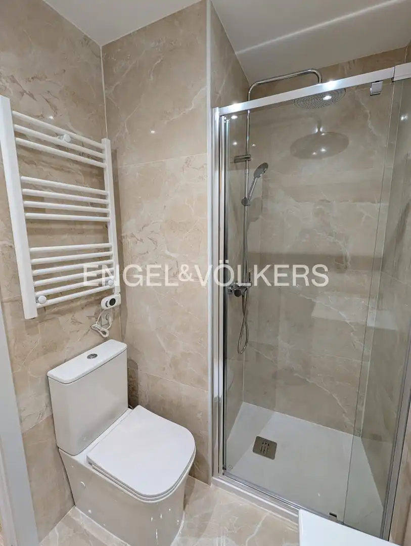Badezimmer von Wohnung zum Verkauf in Madrid mit Klimaanlage, Heizung und Möbliert