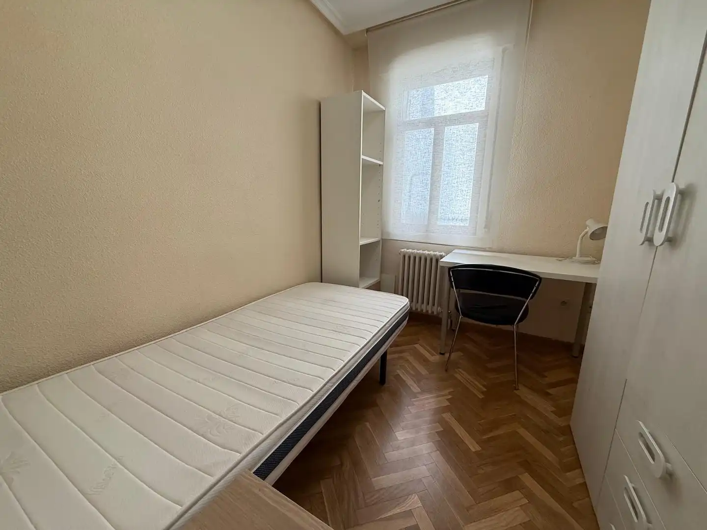 Bedroom of Flat for sale in Salamanca  with Heating, Parquet flooring and Furnished