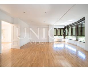 Bedroom of Flat for sale in  Madrid Capital  with Air Conditioner and Swimming Pool