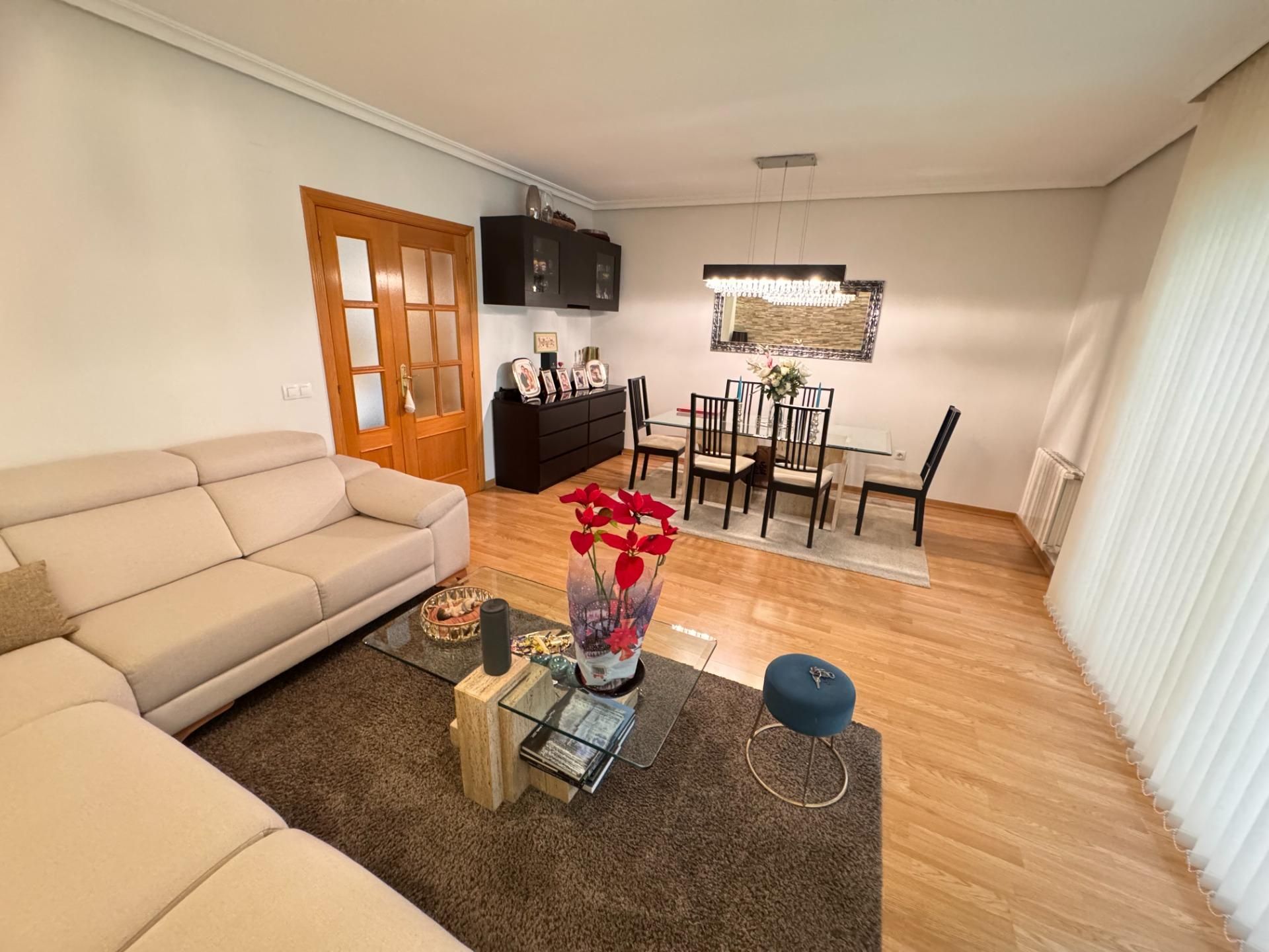 Sala d'estar de Casa adosada en venda en Valdemoro amb Aire condicionat, Calefacció i Jardí privat