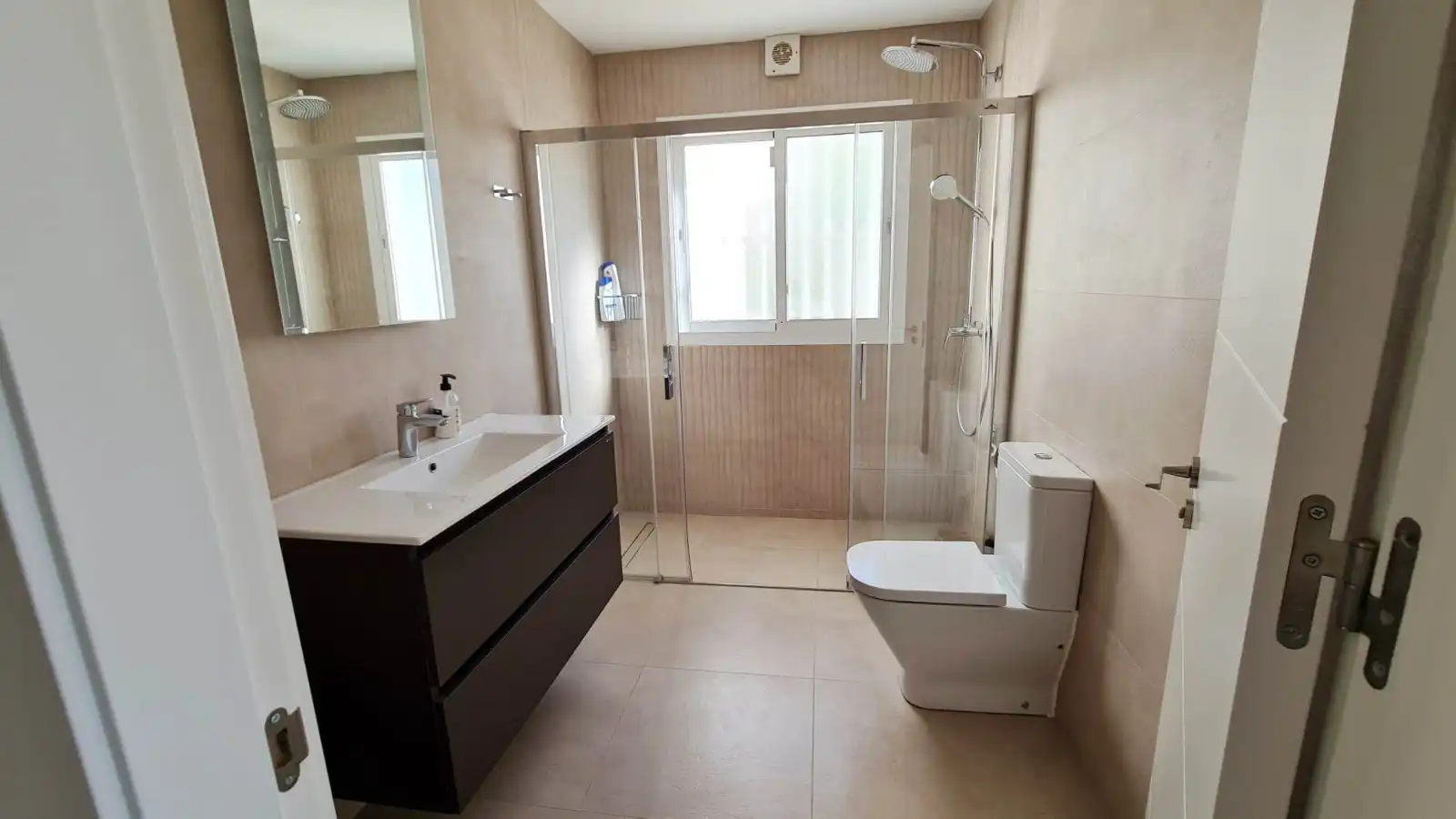 Bany de Casa o xalet en venda en Benalmádena amb Aire condicionat, Jardí privat i Terrassa