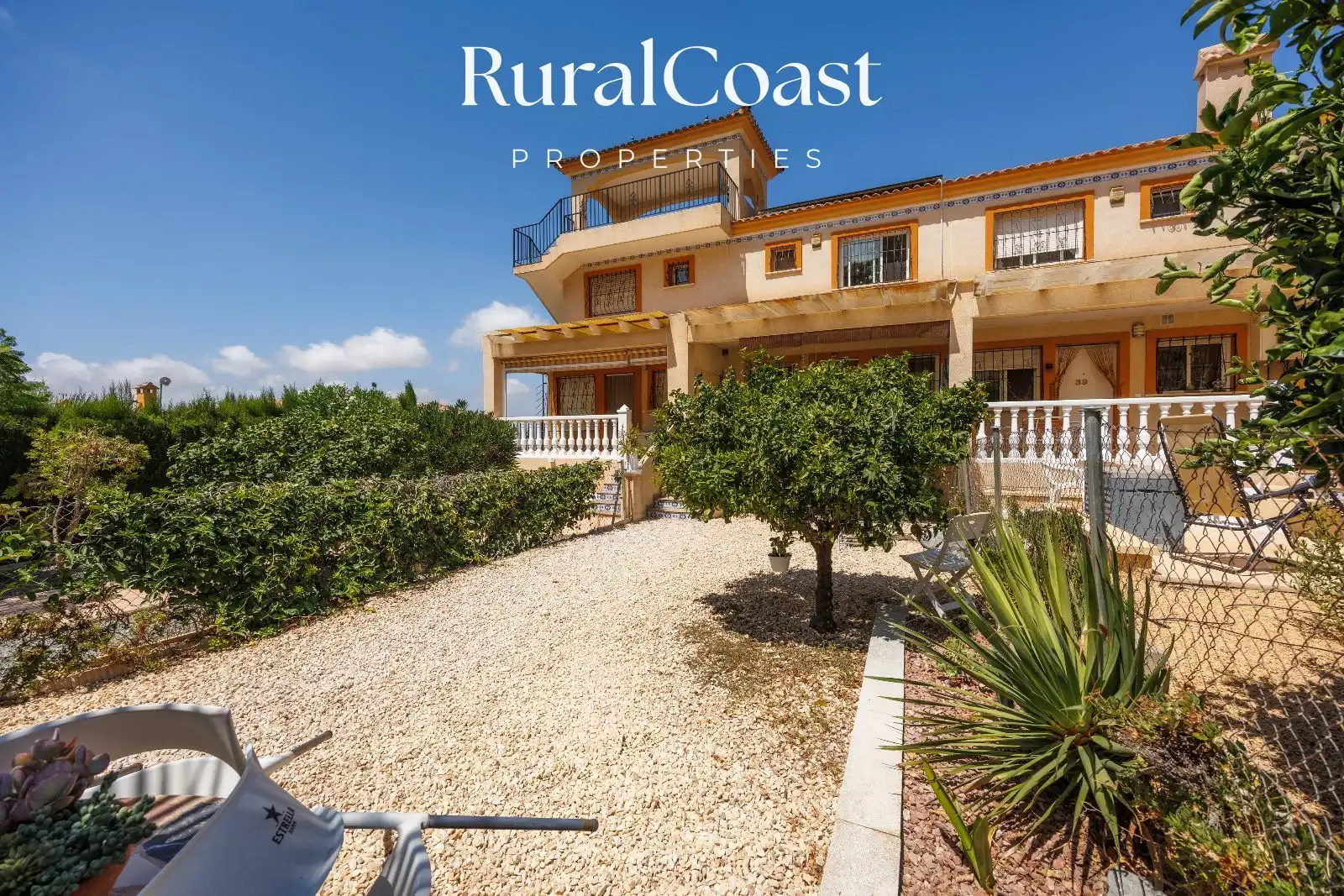 Vista exterior de Casa adosada en venda en Busot amb Jardí privat, Piscina i Piscina comunitària